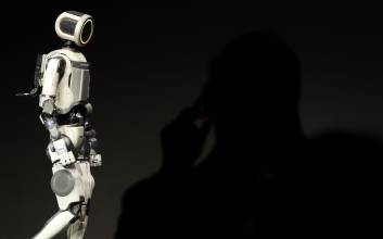 스크린 찢고 나온 AI...CES가 던진 질문들 [스페셜 리스트뷰]