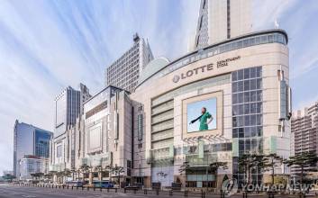 연 1억 쓰는 '큰손' 잡아라…백화점가, VIP 전쟁 격화