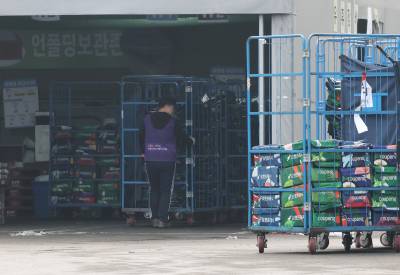 쿠팡 물류센터 인력 6천명 줄었다…개인정보 유출 여파에 주문 급감