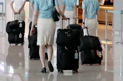 '이게 되네' 승무원 제복 입고 탑승…"위조 신분증까지 소지"