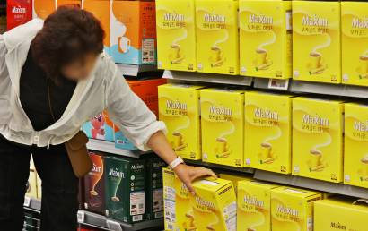 "믹스커피 한 잔 타는데 사장님 눈빛이"…천정부지로 올라