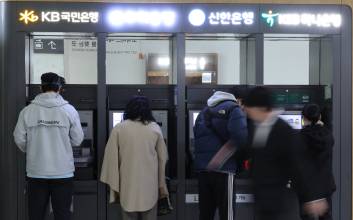 역대급 실적에도 ‘매서운 칼바람’…“40세 은행원도 짐싼다”