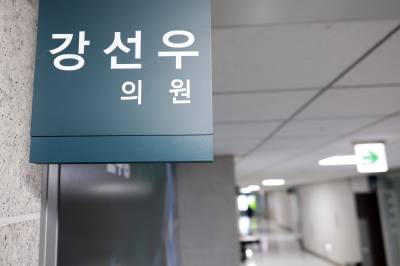  경찰, '공천헌금 1억 원' 강선우 첫 소환