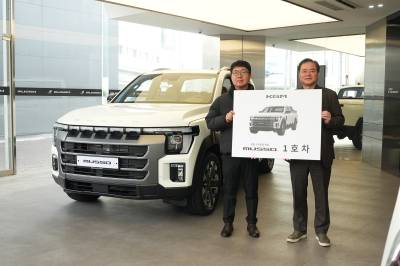 ‘무쏘’ 1호차 고객 품에…주인공은 제조업 대표