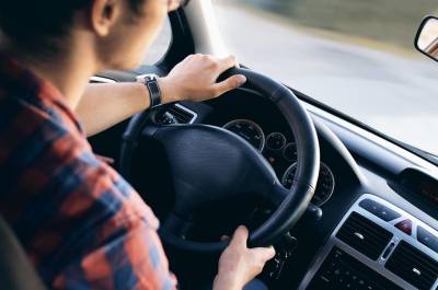 임대아파트 살면 비싼車 못 산다?…"부당 대우 vs 재판매 우려" 갑론을박