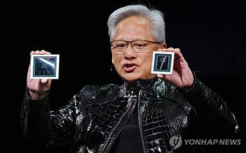 젠슨 황 "AI는 '5단 케이크'…수조 달러 투자 더 필요하다"