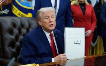 트럼프 서명으로 美 셧다운 종료…1.2조달러 예산안 극적 처리