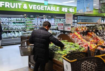 대형마트 새벽배송 허용 추진…골목상권 "쿠팡 견제하다 우리만 죽는다"