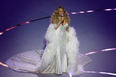 200억 다이아만 빛났다…머라이어 캐리, 성의 없는 올림픽 립싱크 ‘빈축’