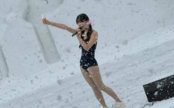 폭설에 수영복만 입고…日 걸그룹 '학대 논란' 무슨 사연?