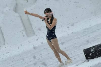 폭설에 수영복만 입고…日 걸그룹 '학대 논란' 무슨 사연?