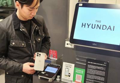 "싼커 잡아라"...현대백화점, 유니온페이 손잡고 '애플페이' 도입