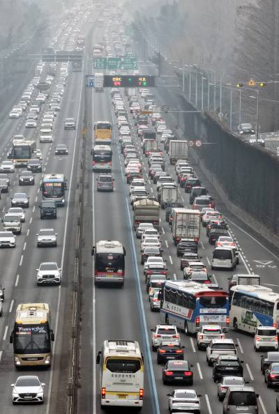 안개·미세먼지 낀 설 귀성길 정체…서울→부산 6시간 50분