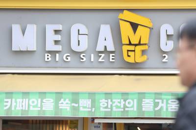 “본사 컵 안 써”…메가커피 일부 가맹점주들, ‘반값’ 컵 직접 조달