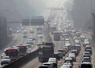 설 명절 하루 앞 고속도로 정체…서울→부산 6시간20분