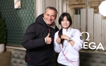 시계 하나에 1000만원...최가온, 명품 선물 받았다