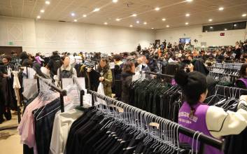 정부, '등골 브레이커' 교복값 잡기 나선다