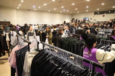 정부, '등골 브레이커' 교복값 잡기 나선다