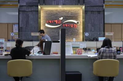 셔터 내리는 은행, 그 자리 메우는 ‘전국구 금융 편의점’