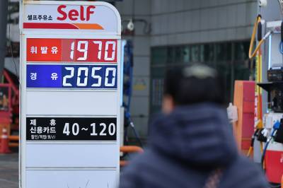 "월급 120만원 깎인 셈"…유가 급등에 화물차 기사들 ‘비명’