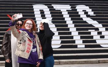 BTS 광화문 공연에 유통가 ‘보랏빛 마케팅’ 총력전