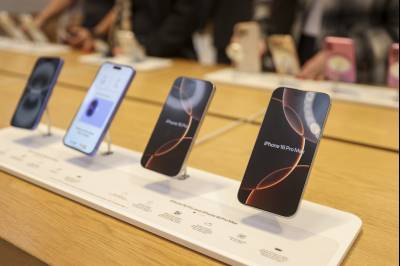 "아이폰 폴드 300만원 훌쩍"…예상가에 소비자 '분통'