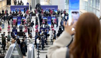 '싱글벙글' 삼성전자 주총장..."주가 올라 행복합니다"