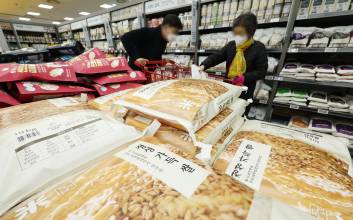 "밥 한 공기 2000원 시대"…쌀값 급등에 외식비 '줄인상'