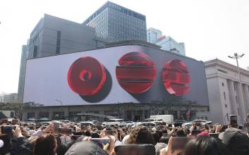 서울 하늘에 뜬 BTS...전 세계 아미, 신세계百으로 몰린다