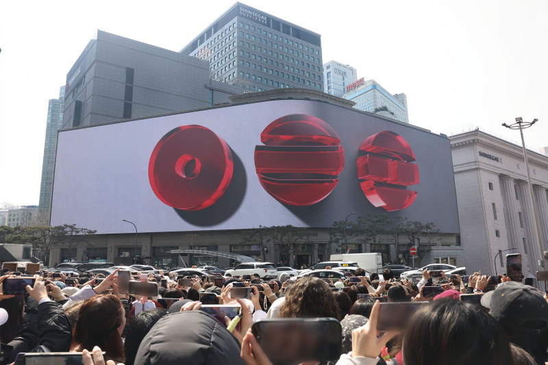 서울 하늘에 뜬 BTS...전 세계 아미, 신세계百으로 몰린다