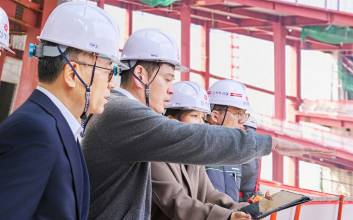 정용진, '스타필드 청라' 챙겼다...국내외 오가는 광폭 경영