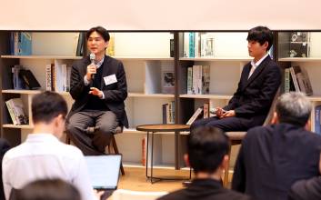 [포토]질의응답하는 양하영 실장과 김준엽 대표