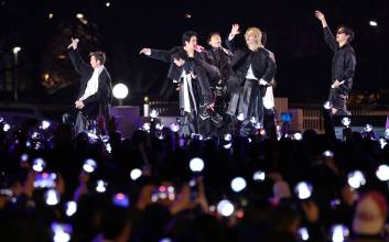 "카페에 자리가 없더라"…BTS 보러 온 외국인들, 얼마 쓰고 갔을까