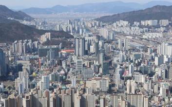 치솟는 지방은행 연체율…‘생산적 금융 확대’ 회의론도