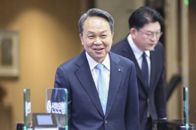 진옥동 신한금융 회장 연임 확정