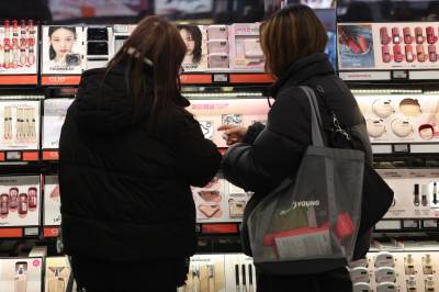 글로벌 뷰티 브랜드 잇단 철수…K-뷰티, 안방서도 '주도권' 잡았다