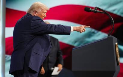 트럼프 “이란과 협상 중”…호르무즈 해협 개방 압박