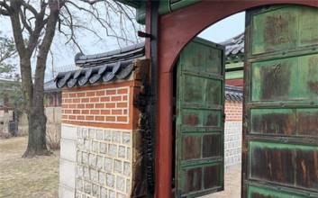 경복궁 새벽 화재…삼비문 일부 불타