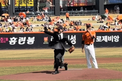 박찬호, 개막전 '검은 정장' 시구…유니폼 거절한 까닭은