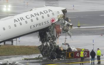 "영어로만 애도하다니" 캐나다 '분노'에…에어캐나다 CEO 사임