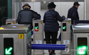 대한노인회 “출퇴근시간 무임승차 제한 우려”…靑 “계획 없다”