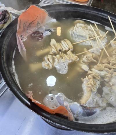 포장도 안 벗기고 '둥둥'…부산 축제 노점서 어묵국물 논란, 왜?