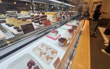 커피만으론 부족…케이크·스낵·굿즈로 판 키운다 [커피업계 新생존 전략]②