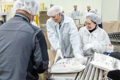 새벽배송 이어 지역공장...쿠팡 대표, 적극적인 현장 경영