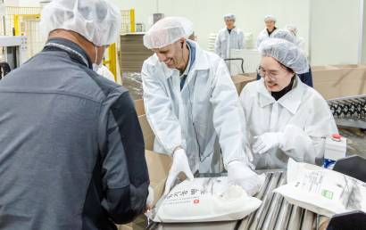 새벽배송 이어 지역공장...쿠팡 대표, 적극적인 현장 경영