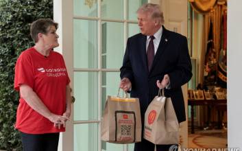 트럼프, 배달기사와 즉석 기자회견? "나에게 투표 했느냐" 묻자…