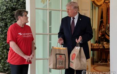 트럼프, 배달기사와 즉석 기자회견? "나에게 투표 했느냐" 묻자…