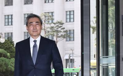 ‘첫 출근’ 신현송 한은 총재 “인사청문 잡음 송구…업적으로 평가 받겠다”