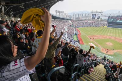 잡으면 대박…유통가 ‘큰 손’ 된 KBO 팬덤 ①