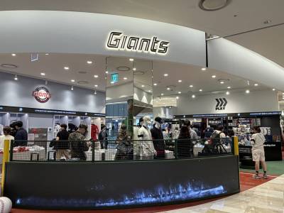 부산 사직구장 안 부럽다…‘서울 갈매기’ 성지 된 롯데자이언츠 굿즈숍 ③